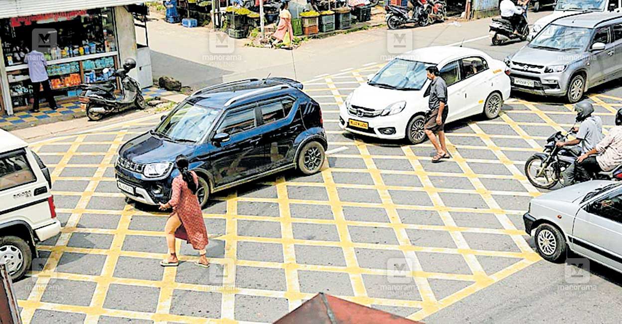 ചതുരങ്ങൾക്കു മുകളിൽ വാഹനം നിർത്താൻ പാടില്ലെന്ന അറിവ് ഡ്രൈവർമാർക്കില്ല