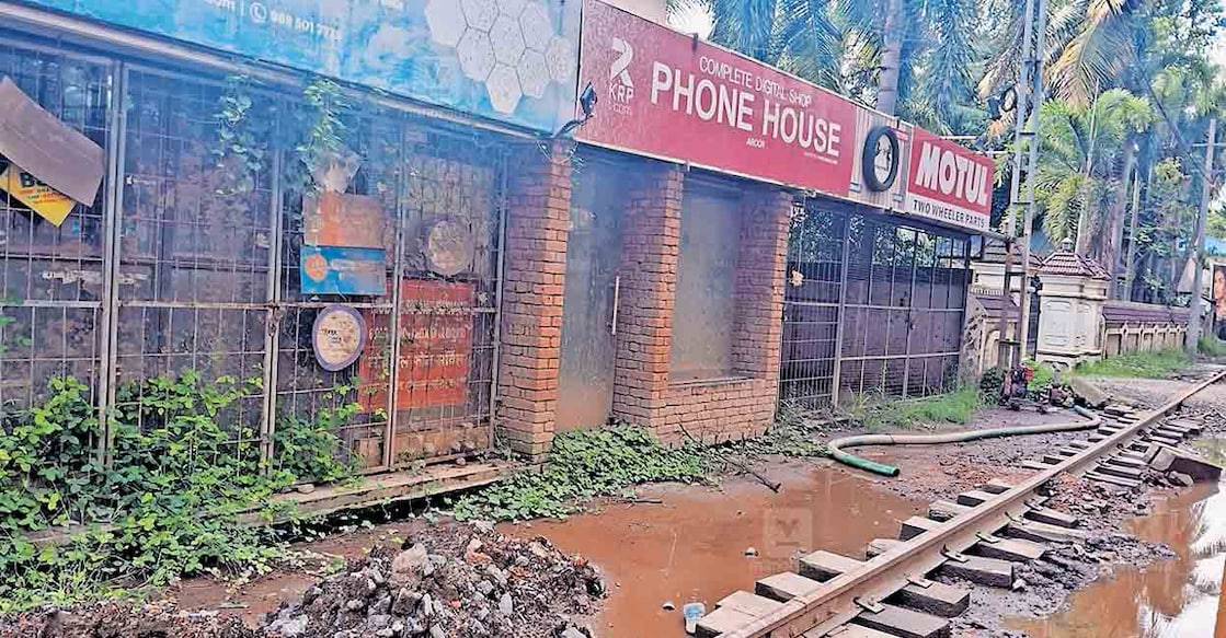 flyover ഉയരപ്പാത നിർമാണം ആരംഭിച്ചതിനുശേഷം അരൂർ ഭാഗത്ത് അടച്ചുപൂട്ടിയ കടകൾ.