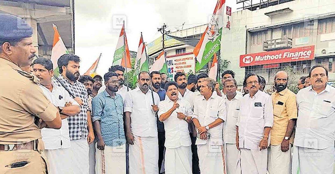 യൂത്ത് കോൺഗ്രസ് നേതാക്കളെ പൊലീസ് മർദിച്ച സംഭവത്തിൽ മുഖ്യമന്ത്രി പിണറായി വിജയൻ രാജിവയ്ക്കണമെന്ന് ആവശ്യപ്പെട്ടു യൂത്ത്കോൺഗ്രസ് നിയോജക മണ്ഡലം കമ്മിറ്റി ഇടപ്പള്ളി ടോളിൽ നടത്തിയ പ്രതിഷേധം കെപിസിസി ജനറൽ സെക്രട്ടറി ബി.എ.അബ്ദുൽ മുത്തലിബ് ഉദ്ഘാടനം ചെയ്യുന്നു.  