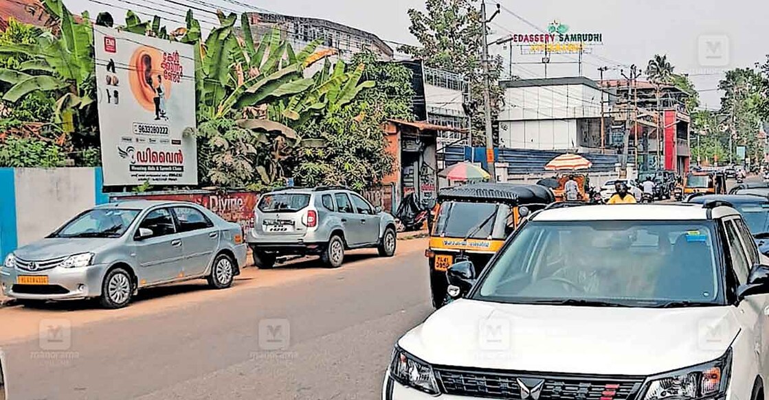അങ്കമാലി ക്യാംപ്ഷെഡ് റോഡിലെ അനധികൃതപാർക്കിങ്.  