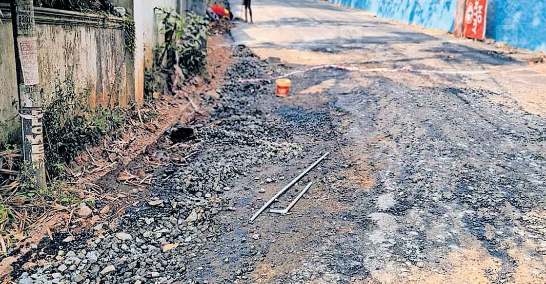 ആശ്രമം റോഡിൽ‌ പൊട്ടിയ പൈപ്പുകൾക്കു മുകളിലൂടെ റോഡ് ടാറിങ് നടത്തുന്നുവെന്ന് ആരോപിക്കപ്പെടുന്ന ഭാഗം.  