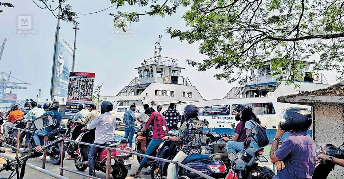 റോറോ ഒന്നുമാത്രമായതോടെ വൈപ്പിൻ ജെട്ടിയിൽ കാത്തു നിൽക്കുന്ന യാത്രക്കാർ  