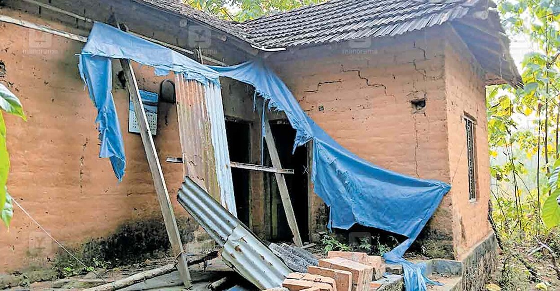 വന്യമൃഗശല്യം മൂലം  എറണാകുളം വേങ്ങൂർ കയറ്റുവയിൽ താമസം ഉപേക്ഷിച്ച വീടുകളിലൊന്ന് നശിച്ച നിലയിൽ.   
