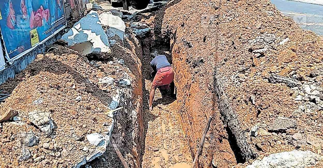കാവുംപടിയിൽ ജലവിതരണ പൈപ്പ് പൊട്ടിയ ഭാഗത്ത് അറ്റകുറ്റപ്പണികൾ ആരംഭിച്ചപ്പോൾ  
