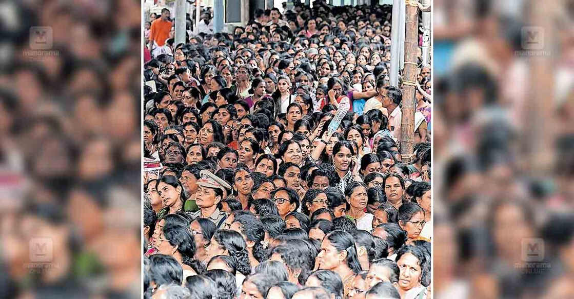 ചോറ്റാനിക്കര ദേവി ക്ഷേത്രത്തിൽ മകം തൊഴാൻ എത്തിയ ഭക്തർ കിഴക്കേ നടയിൽ പ്രത്യേകം തയാറാക്കിയ പന്തലിൽ കാത്തു നിൽക്കുന്നു ചിത്രം: ഇ.വി ശ്രീകുമാർ/ മനോരമ  
