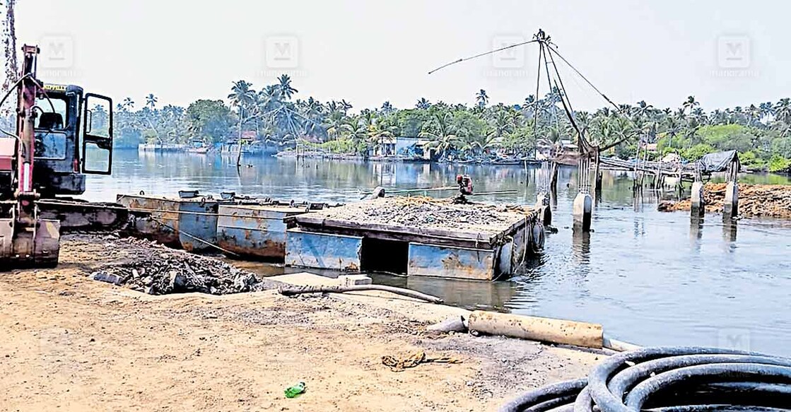 നെടുങ്ങാട് പഴയ പള്ളിപ്പാലം  പൊളിച്ചു നീക്കിയപ്പോൾ.  
