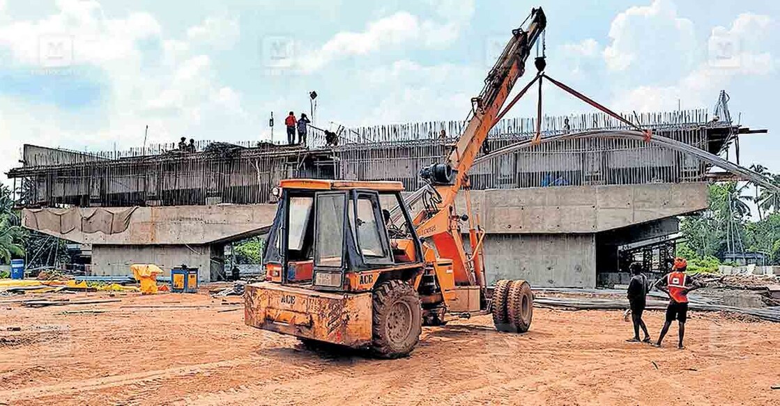 ദേശീയപാത 66ന്റെ ഭാഗമായി നടത്തുന്ന പറവൂർ പാലം നിർമാണം.  