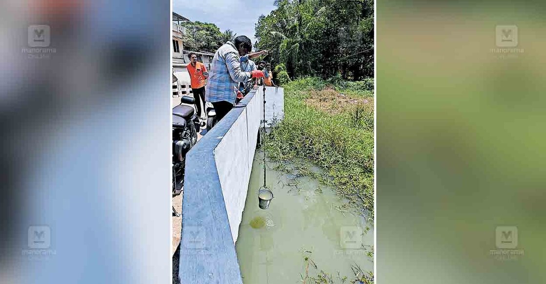മാലിന്യം നിറഞ്ഞ ഏലൂരിലെ കുഴിക്കണ്ടം തോട്ടിൽ നിന്നു മലിനീകരണ നിയന്ത്രണ ബോർഡ് ഉദ്യോഗസ്ഥർ മലിനജലത്തിന്റെ സാംപിൾ ശേഖരിക്കുന്നു.  
