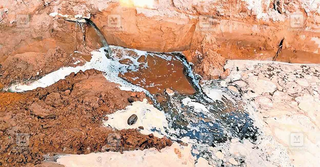 thuravoor-aroor-higway-waste-pipe-broken ചന്തിരൂരിൽ കാനയ്ക്കായി കുഴിയെടുക്കുന്നതിനിടെ മാലിന്യ പൈപ്പ് പൊട്ടിയനിലയിൽ