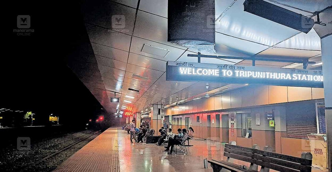 അമൃത് ഭാരത് പദ്ധതിയിൽ ഉൾപ്പെടുത്തി നവീകരിച്ച തൃപ്പൂണിത്തുറ റെയിൽവേ സ്റ്റേഷന്റെ ഒന്നാം പ്ലാറ്റ്ഫോം.  