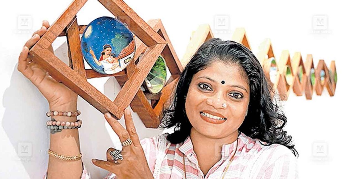 sreeja ചിരട്ടയിൽ ചെയ്ത ചിത്രവുമായി ചിത്രകാരി ശ്രീജ കളപ്പുരക്കൽ ഫോർട്ട്കൊച്ചി ഡേവിഡ് ഹാൾ ആർട് ഗാലറിയിൽ