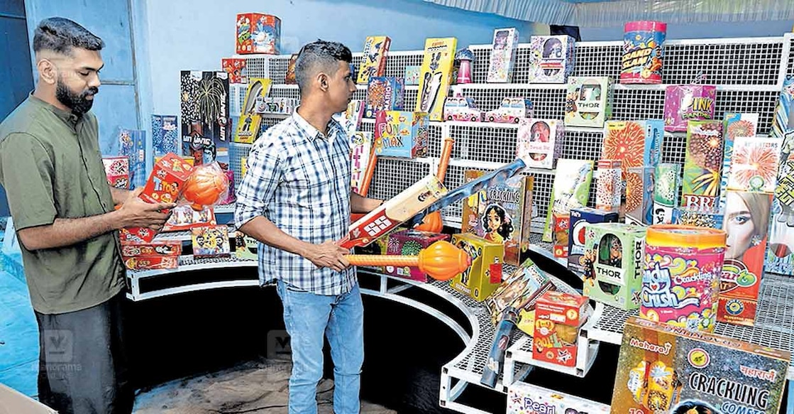 പറവൂർ പെരുമ്പടന്നയിലെ ​ആകാശ് ഫയർവർക്സിൽ ഹനുമാൻ ഗദ, ക്രിക്ക്റ്റ് ബാറ്റ് ഉൾപ്പെടെയുള്ള ഫാൻസി പടക്കങ്ങൾ ഒരുക്കിവയ്ക്കുന്നവർ.  