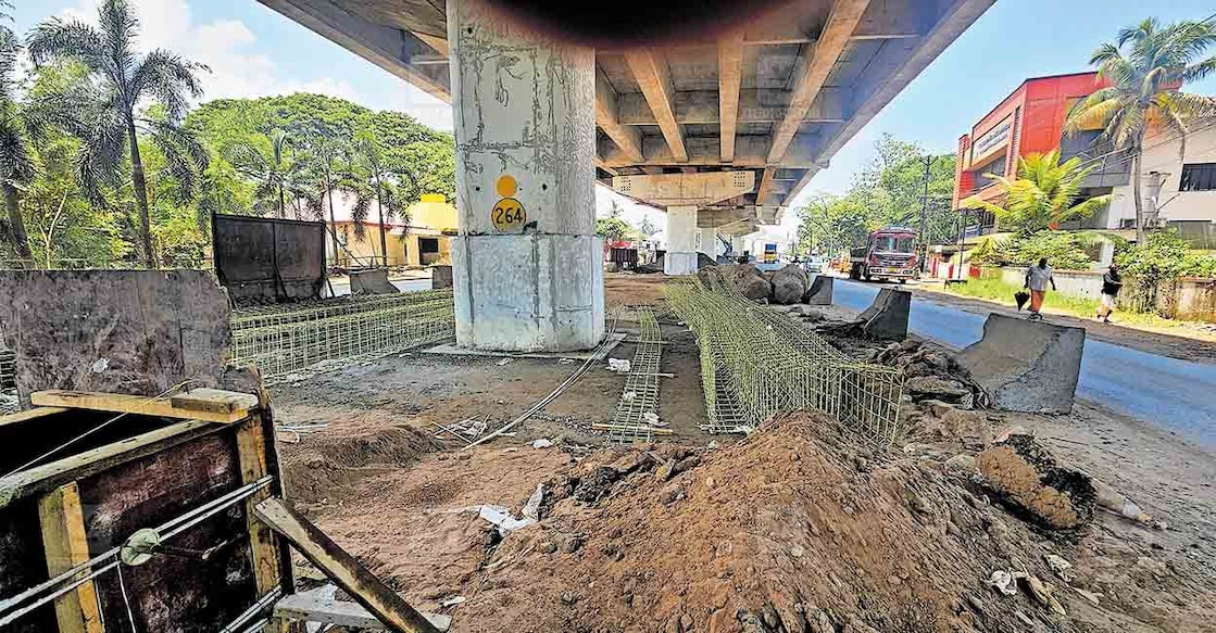 aroor-construction-traffic-control ്കുത്തിയതോട് മീഡിയനിൽ നടക്കുന്ന കോൺക്രീറ്റിങ് ജോലികൾ.