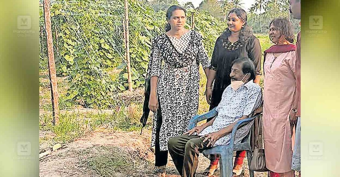 കണ്ടനാട് പാടശേരത്തിലെ സൂര്യകാന്തി പൂക്കളും പച്ചക്കറി കൃഷിയും കാണാൻ എത്തിയ ശ്രീനിവാസനും ഭാര്യ വിമലയും.