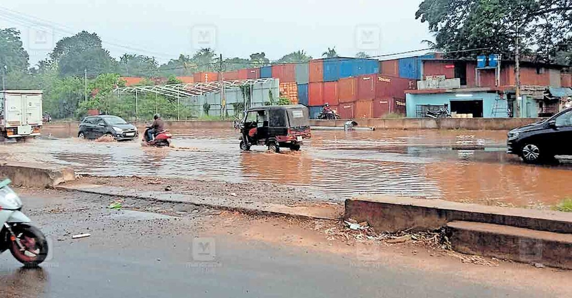 വേനൽ മഴയിൽ വെള്ളക്കെട്ടിലായ ചേരാനല്ലൂർ ദേശീയപാതയിലെ സർവീസ് റോഡ്.  
