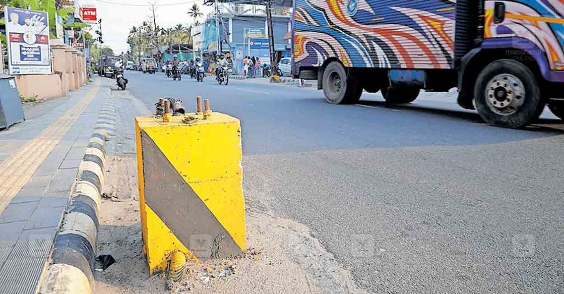 സംസ്ഥാന പാതയോരത്ത് വാഹനങ്ങൾക്ക് അപകട ഭീഷണി  ഉയർത്തുന്ന കോൺക്രീറ്റ് കുറ്റികൾ.  
