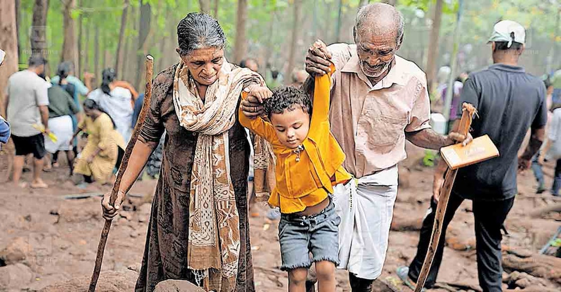 മലയാറ്റൂർ കുരിശുമുടി കയറുന്ന തീർഥാടകർ.  