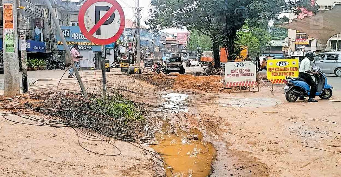 നഗര റോഡ് വികസനത്തിനു മുന്നോടിയായി കേബിളുകളും പോസ്റ്റുകളും മാറ്റി സ്ഥാപിക്കുന്ന ജോലികൾ പുരോഗമിക്കുന്നു.  