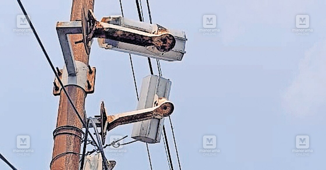 ernakulam-cctv വരാപ്പുഴ എടമ്പാടം പാലത്തിൽ വാടയ്ക്കകം റസിഡന്റ്സ് അസോസിയേഷന്റെ നേതൃത്വത്തിൽ സ്ഥാപിച്ച നിരീക്ഷണ ക്യാമറകൾ മോഷ്ടിച്ച നിലയിൽ.