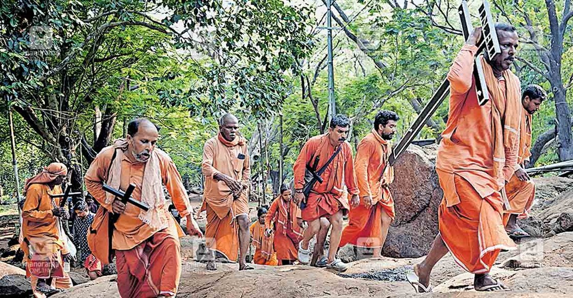 മലയാറ്റൂർ കുരിശുമുടി തീർഥാടനം നടത്തുന്ന വിശ്വാസികൾ.  
