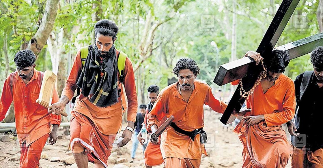 ernakulam-malayatoor െപസഹ വ്യാഴത്തിൽ മലയാറ്റൂർ കുരിശുമുടി കയറുന്ന തീർഥാടകർ.