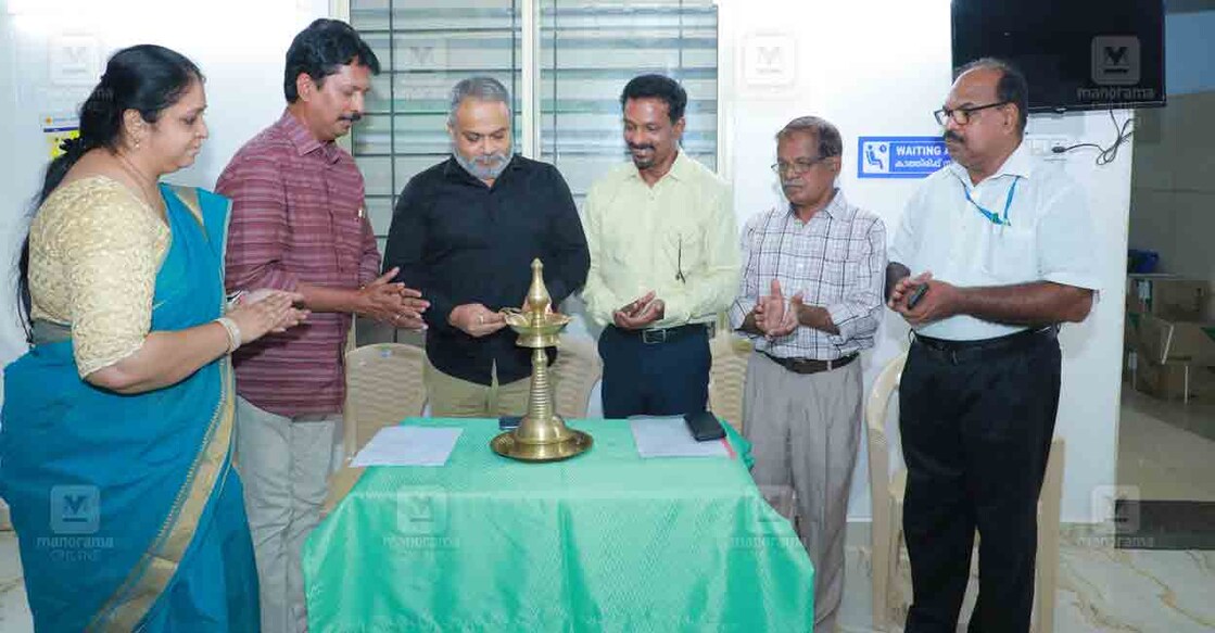 ernakulam-general-hospital-toilet-complex-inauguration-1 എറണാകുളം ജനറൽ ആശുപത്രിയിൽ ഡയാലിസിസ് സെന്ററിനോടനുബന്ധിച്ച് നിർമിച്ച ശുചിമുറി സമുച്ചയം തിരുവനന്തപുരം മേഖലാ സെൻട്രൽ ടാക്സ് ആൻഡ് സെൻട്രൽ ജിഎസ്ടി കമ്മിഷണർ സരോജ് കുമാർ ബെഹ്റ ഉദ്ഘാടനം ചെയ്യുന്നു.