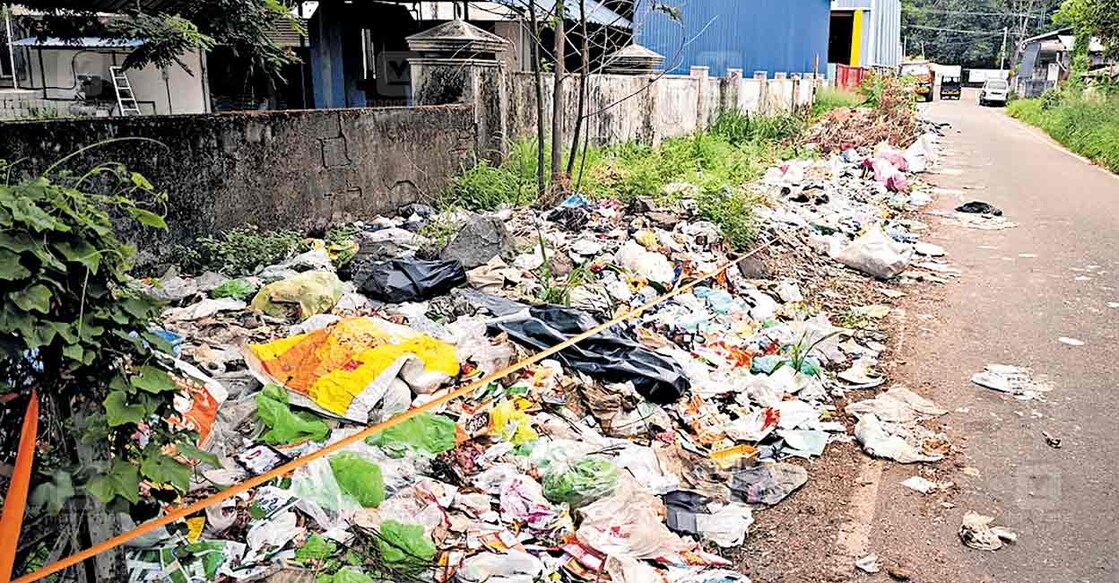 kalamassery-waste-management-crisis കളമശേരി ഇൻഡസ്ട്രിയൽ എസ്റ്റേറ്റിൽ ക്യാമറ സ്ഥാപിച്ചിട്ടുള്ള റോഡിൽ മാലിന്യം നിറഞ്ഞ നിലയിൽ.