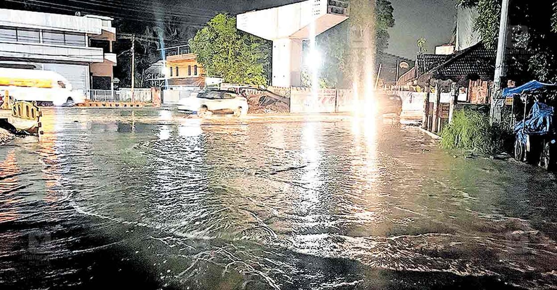 അരൂർ ക്ഷേത്രം കവലയിലെ വെള്ളക്കെട്ട്  

