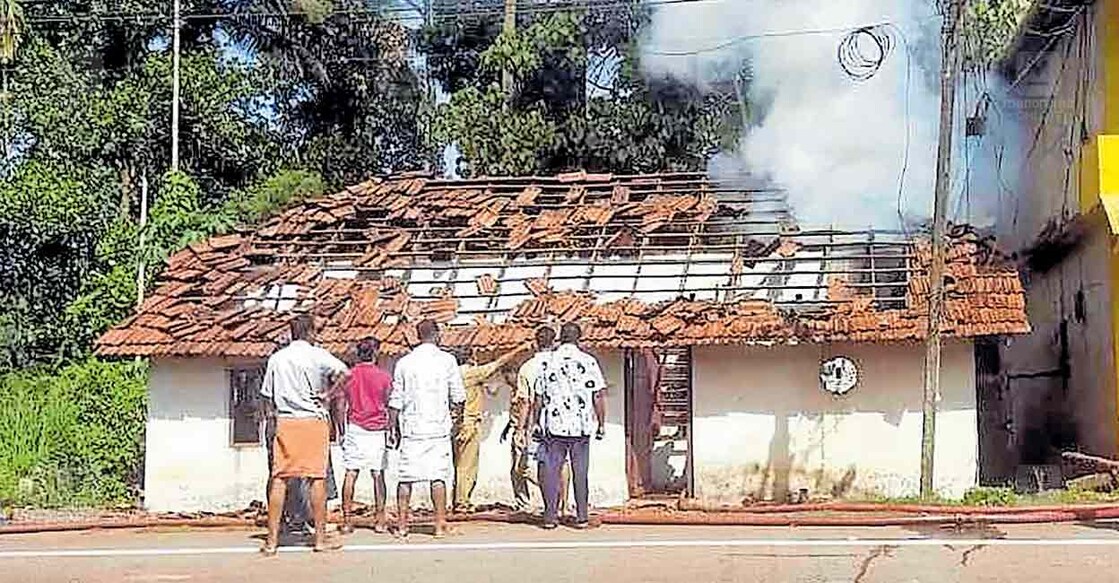muvattupuzha-gas-cylinder-blast-1 പാചക വാതക സിലിണ്ടർ പൊട്ടിത്തെറിച്ച് ഈസ്റ്റ് മാറാടിയിൽ തകർന്ന വണ്ടനാക്കര ജോസഫിന്റെ വീട്.