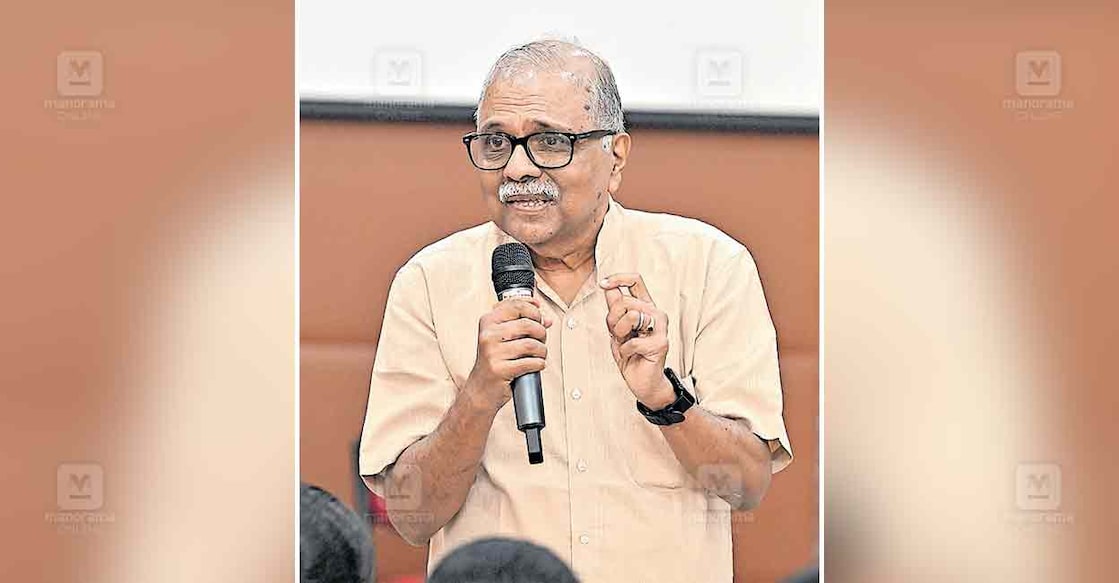 kochi-hortus- കൊച്ചിയിൽ മലയാള മനോരമയും ഐഎസ്എസ്ഡിയും ചേർന്ന് നടത്തുന്ന അവധിക്കാല ക്യാംപ് ഹോർത്തൂസ് മലയാളം ‘പാഠശാല’യിൽ ഡോ. സി.ജെ. ജോൺ കുട്ടികളുമായി സംവദിക്കുന്നു.