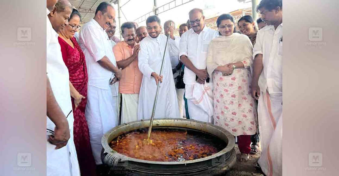 benny-behanan-edappally-church-festival-1 ഇടപ്പള്ളി പള്ളിയിലെ തിരുനാളിനോടനുബന്ധിച്ച് ബെന്നി ബെഹനാൻ എംപി കോഴി നേർച്ചയിൽ പങ്കാളിയായപ്പോൾ. ഭാര്യ ഷേർളി, ഫാ. ബാജിയോ കല്ലൂക്കാടൻ, ജെയ്സൺ ജോസഫ്, ദീപ്തി മേരി വർഗീസ് എന്നിവർ സമീപം.
