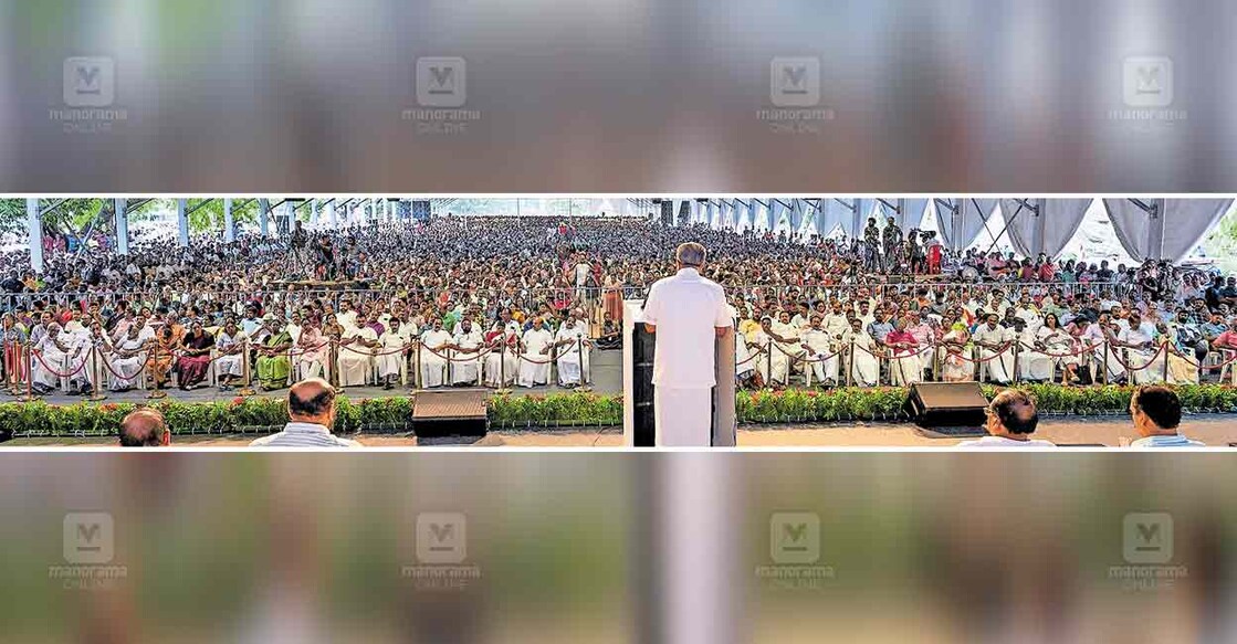 kochi-4th-year-of-ruling സംസ്ഥാന സർക്കാരിന്റെ നാലാം വാർഷികത്തോടനുബന്ധിച്ച് കലൂർ രാജ്യാന്തര സ്റ്റേഡിയത്തിൽ നടത്തിയ എൽഡിഎഫ് റാലി മുഖ്യമന്ത്രി പിണറായി വിജയൻ ഉദ്ഘാടനം ചെയ്യുന്നു.
ചിത്രം: മനോരമ