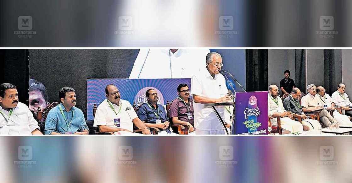 സർക്കാരിന്റെ നാലാം വാർഷികത്തോടനുബന്ധിച്ചു നടന്ന ജില്ലാതല മുഖാമുഖം പരിപാടിയിൽ മുഖ്യമന്ത്രി പിണറായി വിജയൻ ആമുഖ പ്രഭാഷണം നടത്തുന്നു. എംഎൽഎമാരായ ആന്റണി ജോൺ, പി.വി. ശ്രീനിജിൻ, കെ.ജെ. മാക്സി, കെ.എൻ. ഉണ്ണിക്കൃഷ്ണൻ, മേയർ എം. അനിൽകുമാർ, മന്ത്രിമാരായ പി. രാജീവ്, ജി.ആർ. അനിൽ, ആസൂത്രണ ബോർഡ് വൈസ് ചെയർമാൻ പ്രഫ. വി.കെ. രാമചന്ദ്രൻ,  ഡൽഹിയിലെ സംസ്ഥാന സർക്കാർ പ്രതിനിധി കെ.വി. തോമസ്, വ്യവസായ വകുപ്പ് പ്രിൻസിപ്പൽ സെക്രട്ടറി മുഹമ്മദ് ഹനീഷ് എന്നിവർ സമീപം. 
