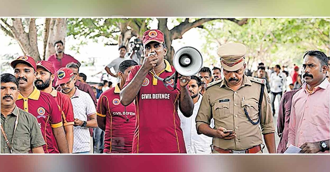 kochi-mock-drill- ആഭ്യന്തര മന്ത്രാലയത്തിന്റെ നിർദേശ പ്രകാരം എറണാകുളം മറൈൻഡ്രൈവിൽ നടന്ന മോക്ഡ്രില്ലിനിടെ അടിയന്തര സാഹചര്യങ്ങൾ നേരിടാൻ വേണ്ട തയാറെടുപ്പുകളെക്കുറിച്ച് അറിയിപ്പ് നൽകുന്നു.