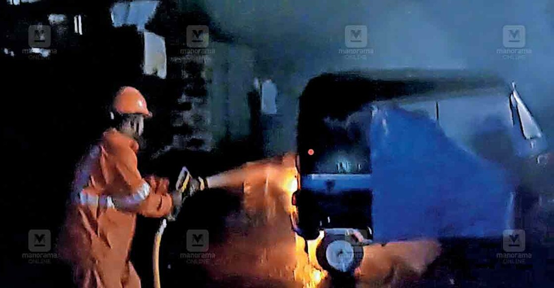 kuthattukulam-auto-fire കൂത്താട്ടുകുളം അശ്വതി കവലയിൽ പാർക്ക് ചെയ്തിരുന്ന ഓട്ടോറിക്ഷയ്ക്ക് തീപിടിച്ചപ്പോൾ.