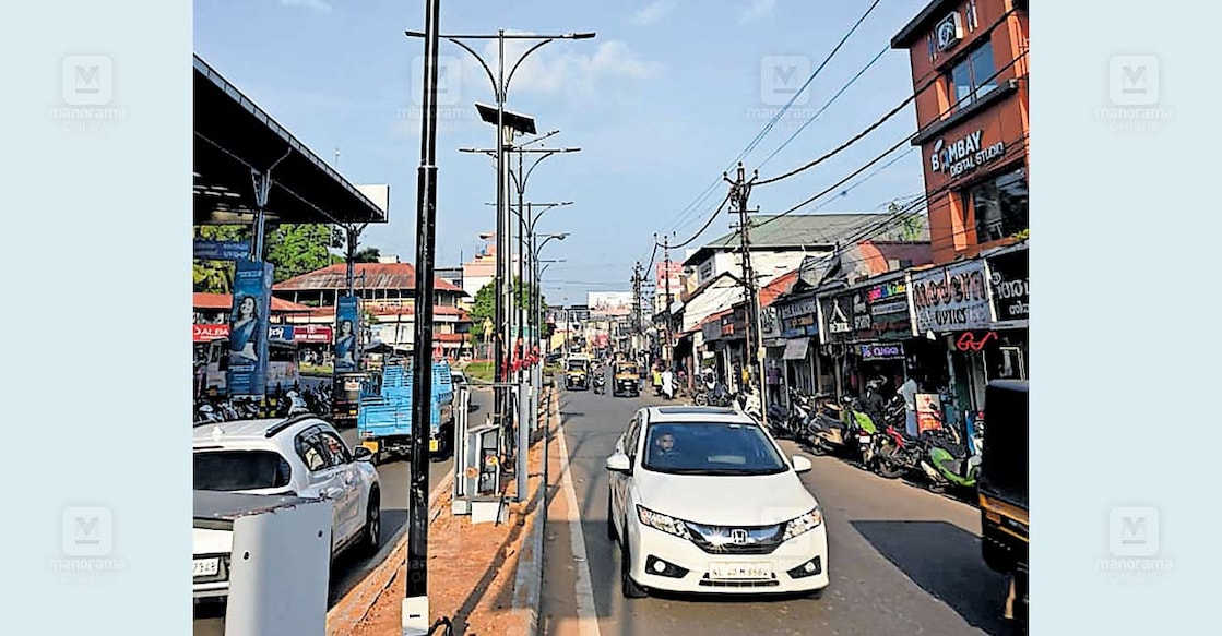 light പെരുമ്പാവൂർ നഗരത്തിലെ പുതിയ വഴിവിളക്കുകൾ.