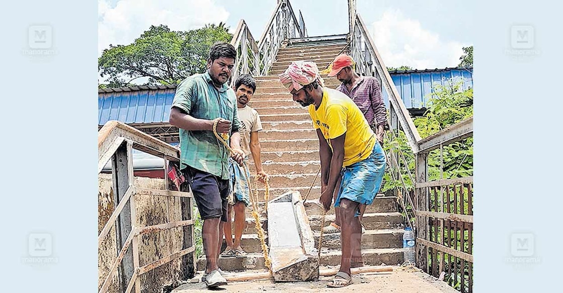 overbridge-renovation ആലുവ റെയിൽവേ ഫുട് ഓവർബ്രിജിലെ സ്ലാബുകളും മറ്റും മാറ്റി സ്ഥാപിക്കുന്നു.