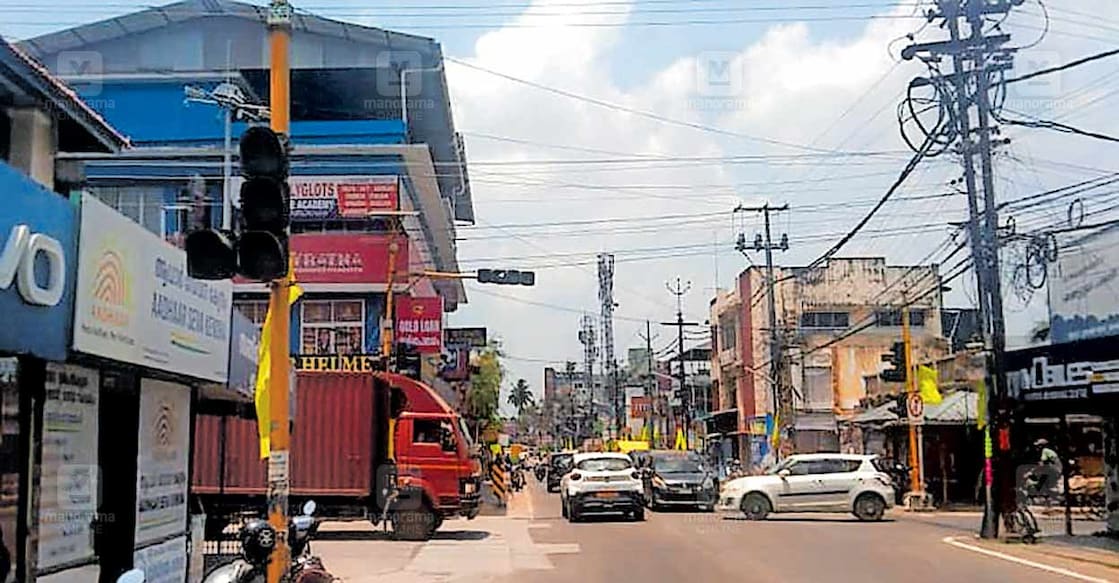traffic-signal-malfunction ട്രാഫിക് സിഗ്നൽ തകരാറിലായ ചേന്ദമംഗലം കവല.