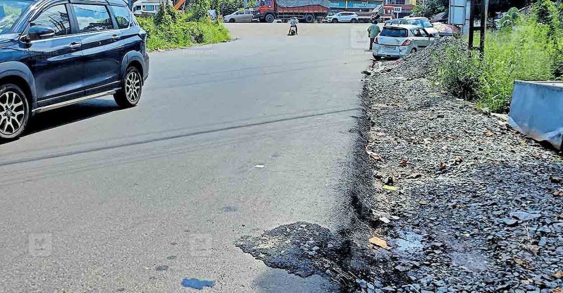 ernakulam-ezhattumukham-road മൂക്കന്നൂർ–ഏഴാറ്റുമുഖം റോഡിന്റെ ദേശീയപാതയോടു ചേരുന്ന ആരംഭഭാഗം