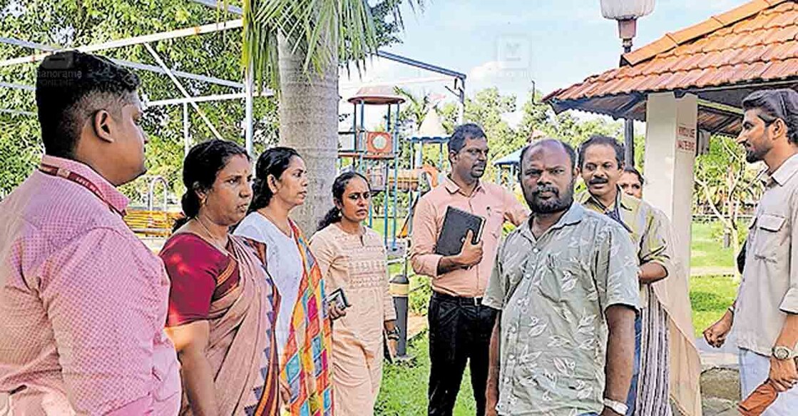 

തൃപ്പൂണിത്തുറ ഇരുമ്പനം തണ്ണീർച്ചാൽ പാർക്കിന്റെ നവീകരണ പ്രവർത്തനങ്ങളുടെ മുന്നോടിയായി നഗരസഭാധ്യക്ഷ രമ സന്തോഷിന്റെ നേതൃത്വത്തിൽ നഗരസഭാധികൃതർ, ജിസിഡിഎ ടൗൺ പ്ലാനിങ് ബോർഡ് അധികൃതർ, അമൃത് പദ്ധതിയിലെ ഉദ്യോഗസ്ഥർ എന്നിവർ ചേർന്ന് പാർക്കിൽ നടത്തിയ സംയുക്ത പരിശോധന  
