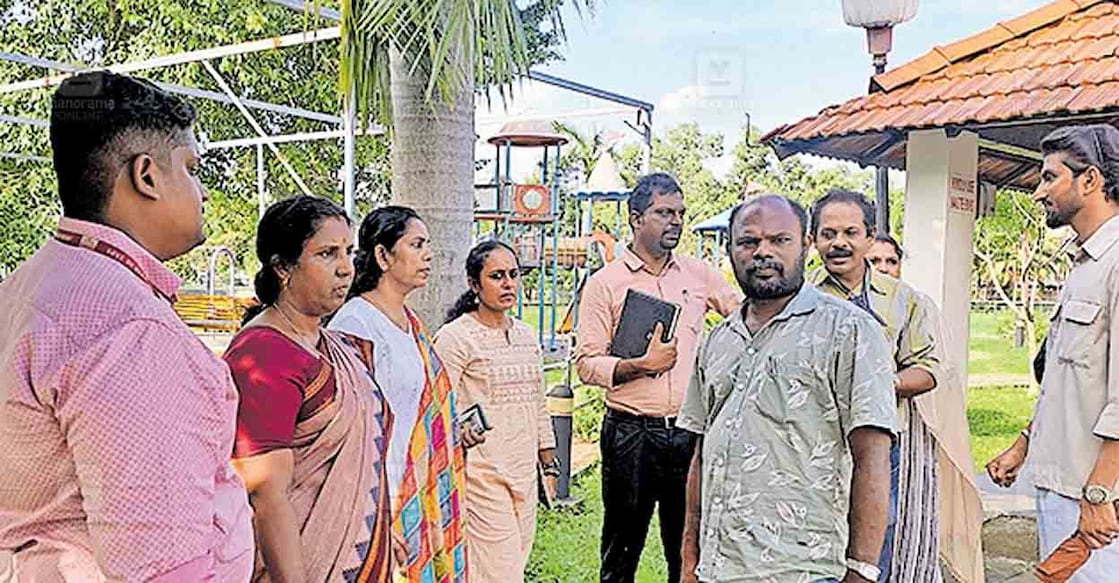 ernakulam-park-inspetion
തൃപ്പൂണിത്തുറ ഇരുമ്പനം തണ്ണീർച്ചാൽ പാർക്കിന്റെ നവീകരണ പ്രവർത്തനങ്ങളുടെ മുന്നോടിയായി നഗരസഭാധ്യക്ഷ രമ സന്തോഷിന്റെ നേതൃത്വത്തിൽ നഗരസഭാധികൃതർ, ജിസിഡിഎ ടൗൺ പ്ലാനിങ് ബോർഡ് അധികൃതർ, അമൃത് പദ്ധതിയിലെ ഉദ്യോഗസ്ഥർ എന്നിവർ ചേർന്ന് പാർക്കിൽ നടത്തിയ സംയുക്ത പരിശോധന
