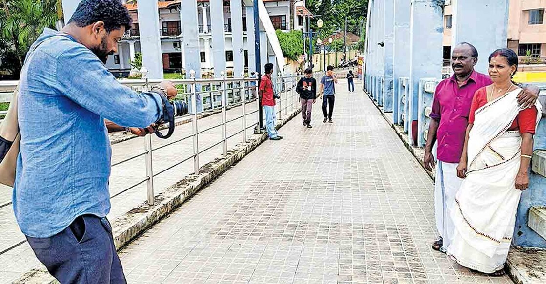 

ആലുവ മണപ്പുറം നടപ്പാലത്തിലെ ഫോട്ടോ ഷൂട്ട്.  