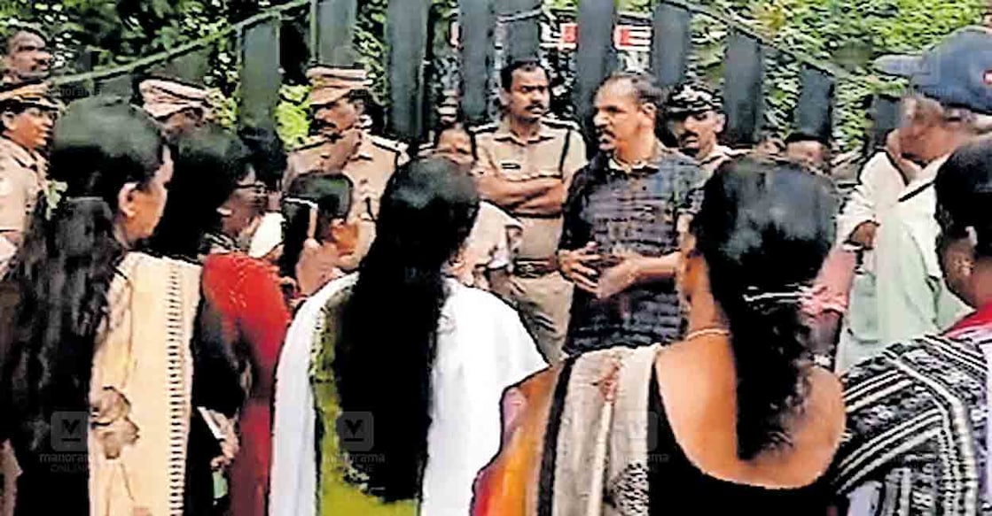 നെട്ടൂർ നോർത്തിൽ ഒരു മാസമായി തുടരുന്ന ശുദ്ധജല ക്ഷാമത്തിനു പരിഹാരം തേടി ജല അതോറിറ്റി തൃപ്പൂണിത്തുറ സബ് ഡിവിഷൻ ഓഫിസിലേക്ക് നാട്ടുകാർ നടത്തിയ മാർച്ച് പൊലീസ് തടഞ്ഞപ്പോൾ.  





