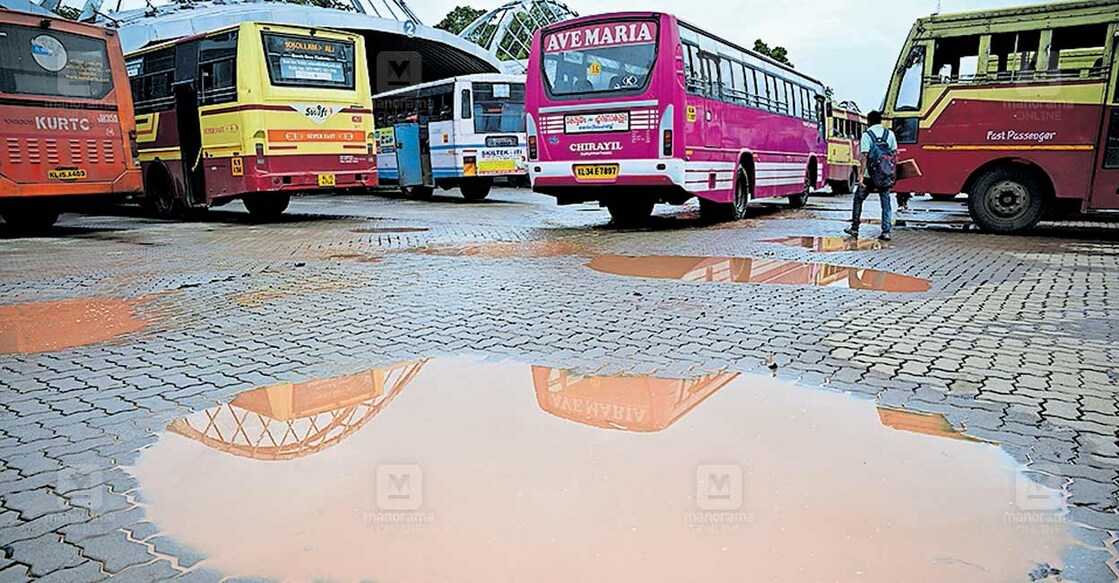വൈറ്റില മൊബിലിറ്റി ഹബ്ബിൽ ടൈലുകൾ ഇളകിയുണ്ടായ കുഴികളിൽ ചെളിവെള്ളം കെട്ടിക്കിടക്കുന്നു. പ്രായമായ യാത്രക്കാർക്ക് ഏറെ ദുരിതമുണ്ടാക്കുന്നതാണ് ബസ് കയറാനായി ഇതുവഴിയുള്ള നടത്തം. ഹബ്ബിലെ കുഴികളിൽ ബസുകൾ ചാടി വെള്ളം തെറിക്കുന്നതുൾപ്പെടെ തരണം ചെയ്തു വേണം യാത്രക്കാർക്ക് ബസ് പിടിക്കാൻ.
