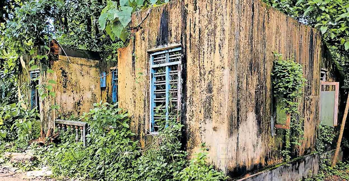 ശബരിപാതയ്ക്കായി ഭൂമിയിൽ കല്ലിട്ടു പോയതോടെ അറ്റകുറ്റപ്പണി നടത്താൻ കഴിയാതെ തകർന്ന
കിഴക്കേക്കരയിലെ വീട്.