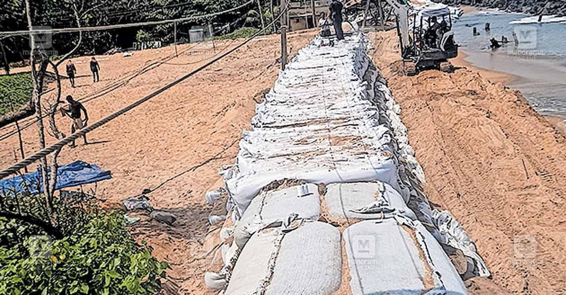 എടവനക്കാട് കൂട്ടുങ്കൽച്ചിറ കടപ്പുറത്ത് ജിയോബാഗ് ഭിത്തിയുടെ
തൊട്ടു മുകളിലൂടെ കടന്നു പോകുന്ന വൈദ്യുതക്കമ്പികൾ.