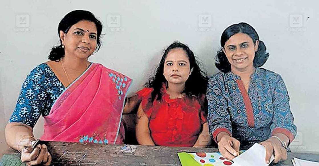 എംഎ മലയാളം പരീക്ഷയിൽ ഉന്നത വിജയം നേടിയ ലക്ഷ്മി ശിവപ്രസാദ് (നടുവിൽ), അധ്യാപിക ഡോ. ധന്യ എസ്.പണിക്കർ, എച്ച്ഒഡി സുമി ജോയി ഒലിയപ്പുറം എന്നിവർക്കൊപ്പം.