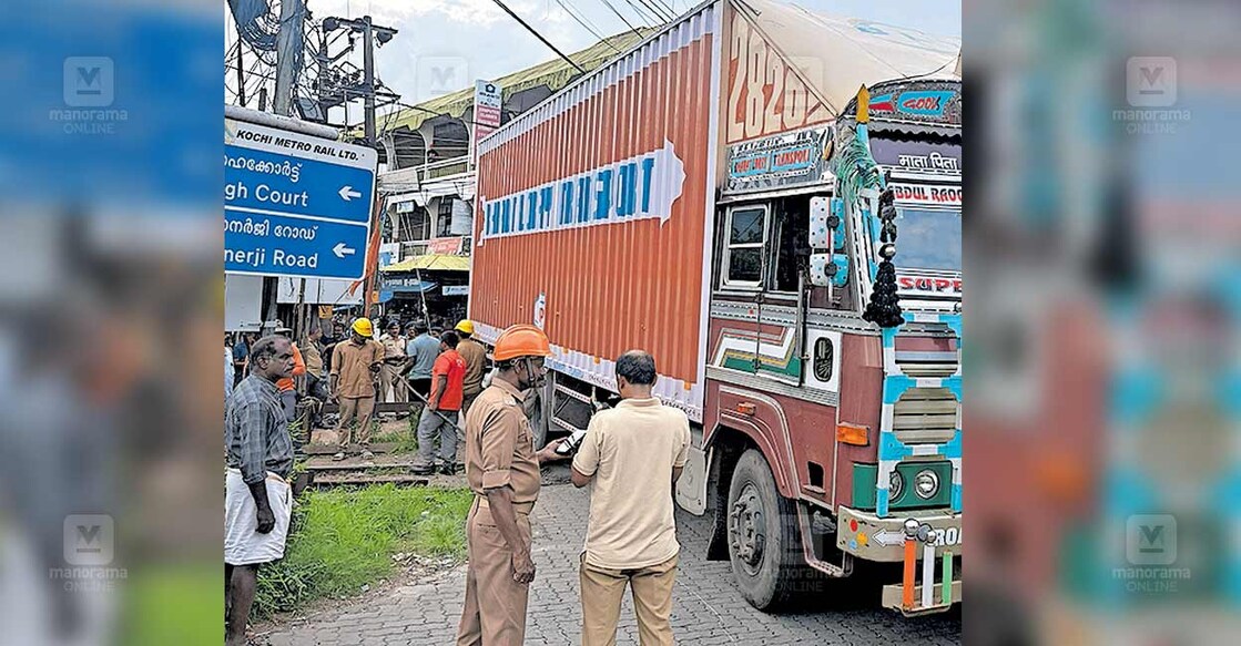 kochi-lorry-traffic-block kochi-lorry-traffic-block