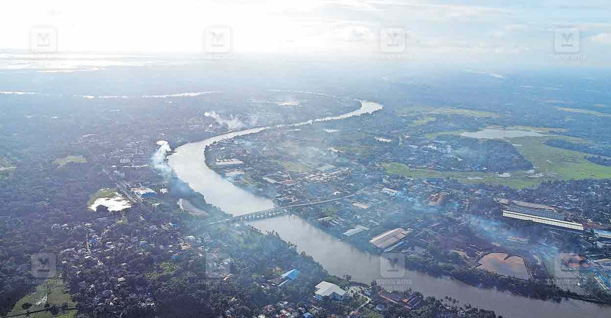 Pathalam ആ‘ശ്വാസം’ അകലെ... പിടഞ്ഞ് ഏലൂർ! ദുർഗന്ധവും വിഷപ്പുകയും; മലിനീകരണം മൂലം ...