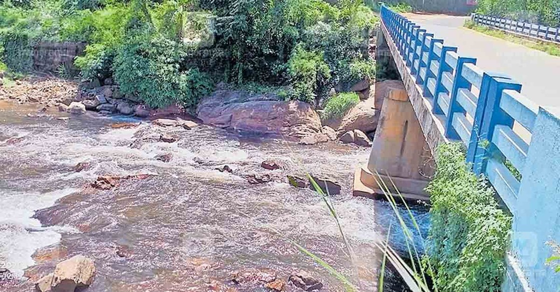 idukki-muthirappuzha-black-water മുതിരപ്പുഴയാർ.